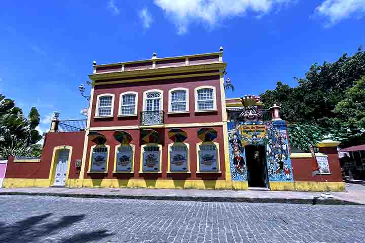 Além do legado histórico, hoje conta com excelente infraestrutura em gastronomia e hospedagem, tornando-se também referência culinária da Região Metropolitana do Recife. Uma cidade que inspira, como inspirou Frans Post há mais de 350 anos.
