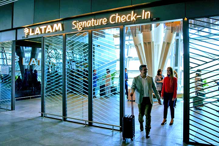 Se houver escala (como em São Paulo ou Santiago do Chile), o tempo total pode chegar a 7 a 9 horas.