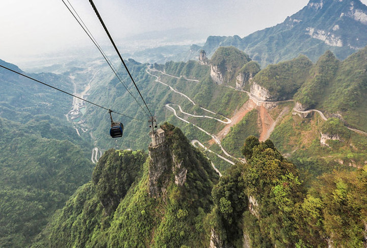 Com 7.455 metros de extensão e um desnível de 1.279 metros, o teleférico proporciona vistas aéreas impressionantes da estrada e dos penhascos ao redor.