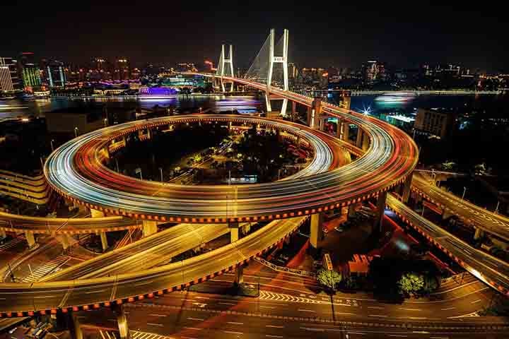 Xangai, na China, é uma metrópole que encanta por sua capacidade de unir o passado e o futuro em uma mesma paisagem urbana.