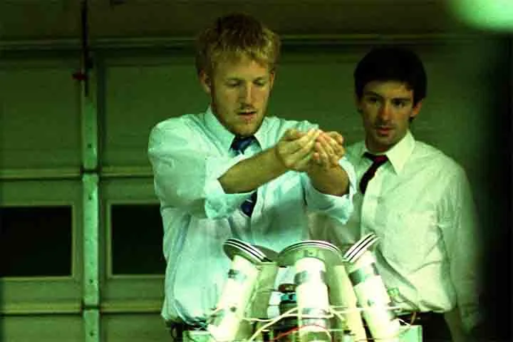 Assim, a narrativa complexa e a ausência de explicações facilitadas desafiam o espectador a acompanhar múltiplas linhas temporais.