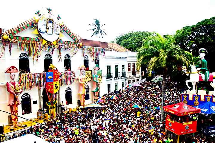 Sem cordas nem trios elétricos, a festa valoriza a participação do povo, com foliões fantasiados dançando pelas ladeiras históricas sob o sol e ao som de ritmos pernambucanos.