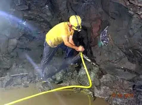 O que parecia apenas uma curiosidade rural logo se transformou em um fenômeno geológico e econômico. Ao longo das décadas, milhares de minas foram abertas e, em seu auge, mais de três mil delas funcionavam simultaneamente.