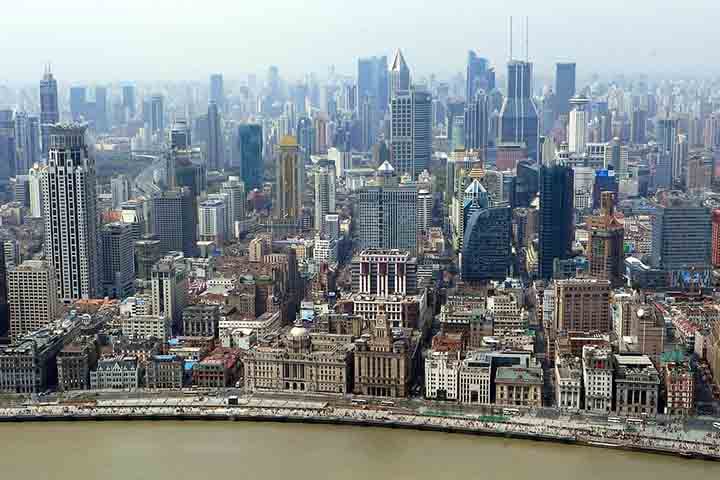 Outro aspecto importante da vida em Xangai é a qualidade do ar, que pode variar bastante ao longo do ano, embora a cidade tenha investido em políticas ambientais nos últimos anos.