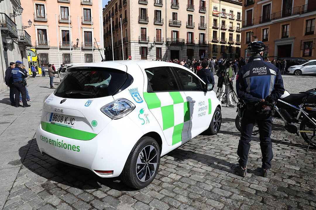 Um dos policiais contou que o cheiro era quase insuportável e lembrava frutos do mar podres. A polícia também encontrou oito freezers cheios de alimentos sem identificação, guardados dentro de um banheiro.