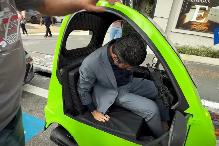 O interior do veículo foi projetado para acomodar uma pessoa de forma confortável, priorizando o conforto do motorista.