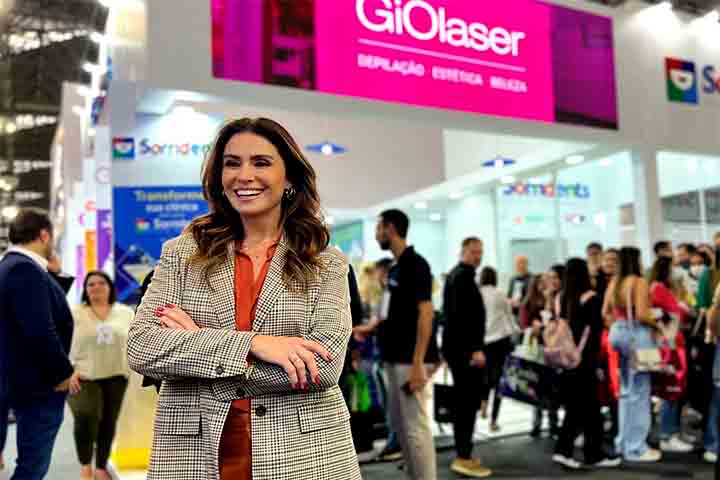 A equipe jurídica da atriz se pronunciou sobre o caso e afirmou que ela é vítima de litigância predatória. Não houve participação de Giovanna Antonelli nos contratos com franqueados. Ela apenas cedeu sua imagem e possuía participação minoritária, destacou.