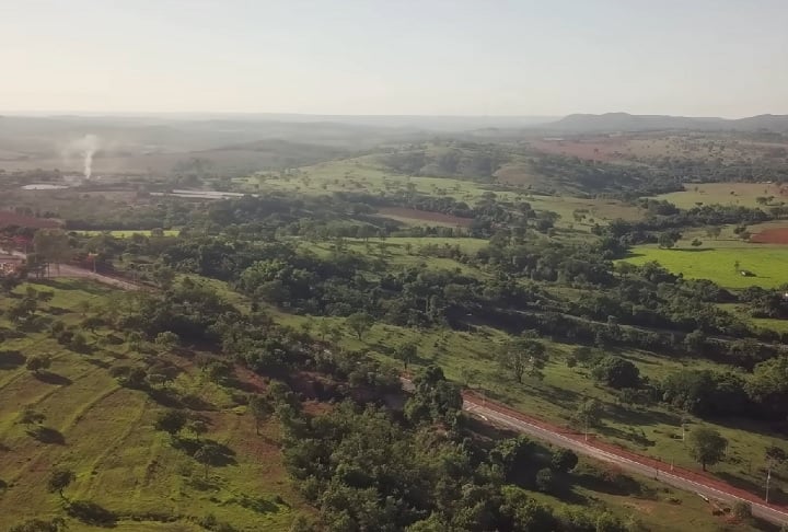 Geograficamente, Palmelo está inserida na bacia do Ribeirão Caiapó, tributário do Corumbá, com vegetação típica de cerrado.
