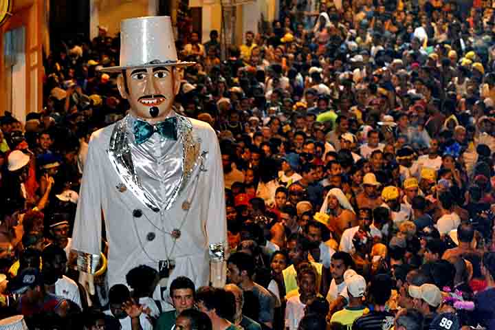 Colorido, democrático e vibrante, o Carnaval de Olinda é uma das festas populares mais marcantes do Brasil. Com blocos de rua, maracatus, frevo e os famosos bonecos gigantes, a cidade se transforma em um grande palco cultural a céu aberto.