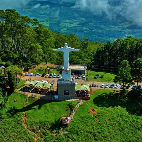 Situado no topo da Serra de São Domingos, o Parque do Cristo abriga o famoso Cristo Redentor de Poços de Caldas, que rende uma vista panorâmica da cidade. O local é acessível por teleférico, trilhas ou carro, e é muito procurado para contemplação, fotos e passeios ao ar livre.