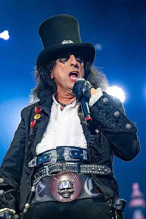 Aos 77 anos, ele exibiu o vigor que caracteriza suas performances desde dos anos 1970, à época com a banda que se chamava originalmente Alice Cooper. 