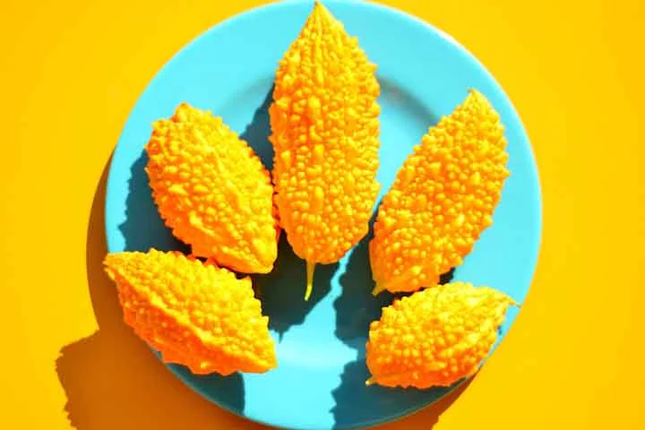 Por outro lado, o melão de São Caetano possui um sabor intensamente amargo. Este gosto é sinal da presença de compostos bioativos potentes, uma estratégia evolutiva da planta para se proteger de predadores. 