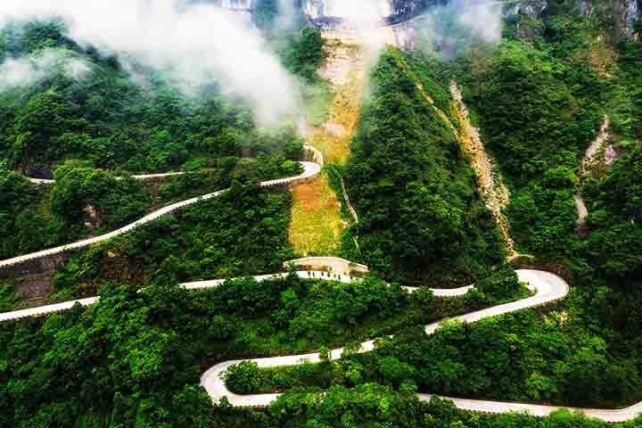 Os ônibus turísticos que percorrem o trajeto são conduzidos por motoristas experientes, capazes de lidar com a complexidade da rota.
