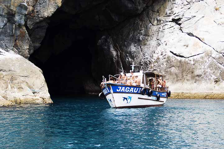 Parte dos passeios de barco em Arraial, a Gruta Azul impressiona por sua formação rochosa e pela beleza das águas ao redor. O fenômeno que dá nome ao lugar acontece raramente, ao amanhecer, quando a luz entra na gruta e reflete na água, tingindo tudo de azul.