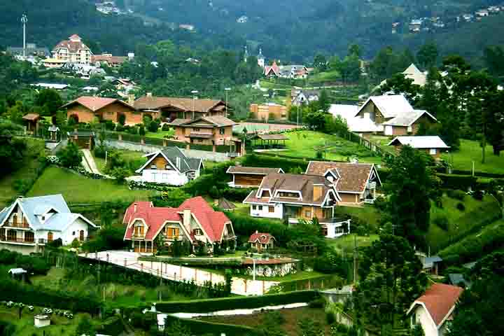 Mas Campos do Jordão vai muito além da festa. O bairro Capivari, coração turístico da cidade, é parada obrigatória, por exemplo.