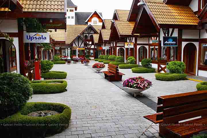 Suas ruas charmosas são decoradas com guarda-chuvas coloridos e iluminadas por luzinhas que remetem a vilarejos europeus. Caminhar pela Rua Djalma Forjaz é uma experiência sensorial.