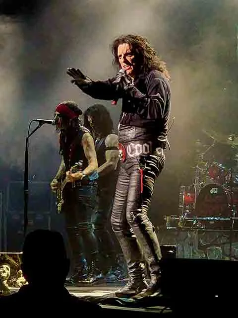 A crítica especializada passou a apelidar essas apresentações de “teatro de terror”, um modo de referência que o artista também adotou.

