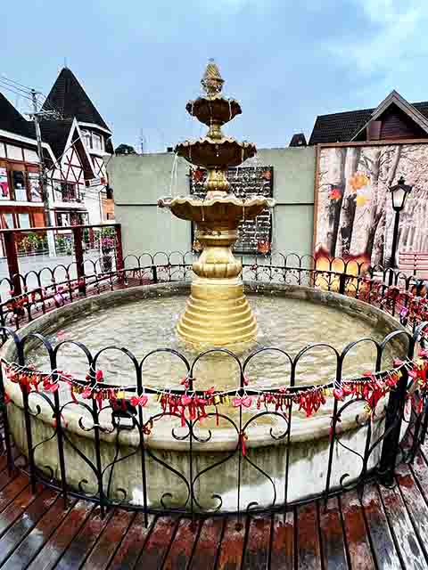 O aroma de chocolate quente e quentão se mistura ao som de música ao vivo. No Capivari, vale fazer o passeio de bondinho ou Maria Fumaça, provar o famoso fondue e registrar momentos românticos na Fonte do Amor Eterno (foto).