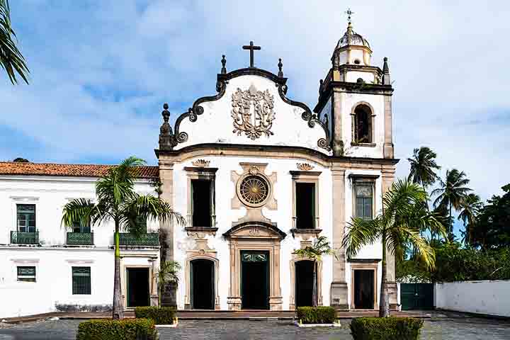 A Basílica de São Bento é um marco do barroco brasileiro, com sua impressionante fachada e altar folheado a ouro. Construída no século XVII, o templo é famoso por sua riqueza artística e por abrigar monges beneditinos que seguem uma rotina de oração e trabalho.