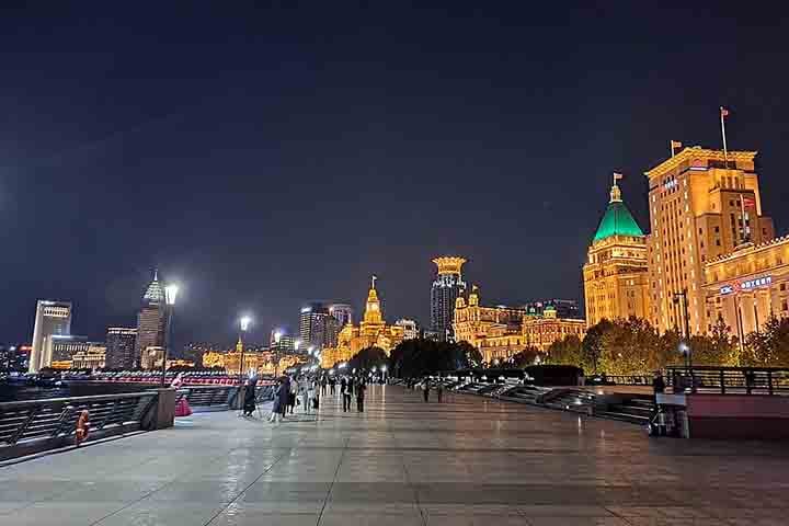 Esses edifícios são símbolos do crescimento econômico vertiginoso que a cidade experimentou nas últimas décadas. Por outro lado, locais como o Jardim Yuyuan e o Templo Jing’an mantêm viva a herança tradicional chinesa.