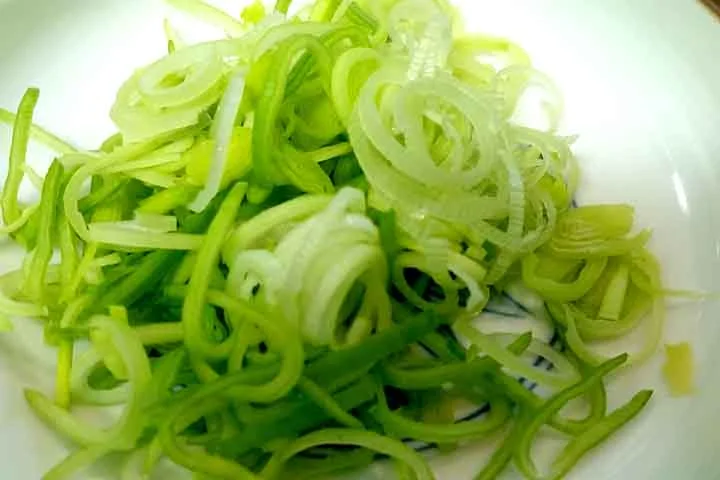 Esse vegetal é uma verdadeira fonte de vitaminas e antioxidantes, que auxiliam na saúde digestiva devido à quantidade de fibras em sua composição. 