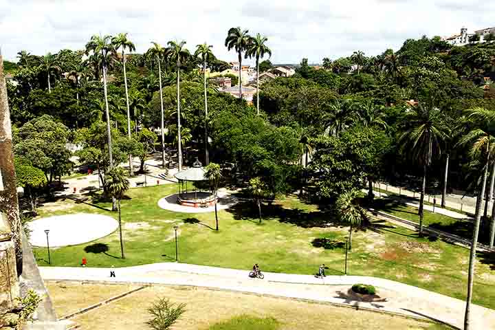 Rodeada por casarões coloridos e sombreada por grandes árvores, a Praça do Carmo é um espaço de descanso e contemplação no coração de Olinda. Ao seu redor estão construções históricas, incluindo a Igreja do Carmo, uma das mais antigas da cidade.
