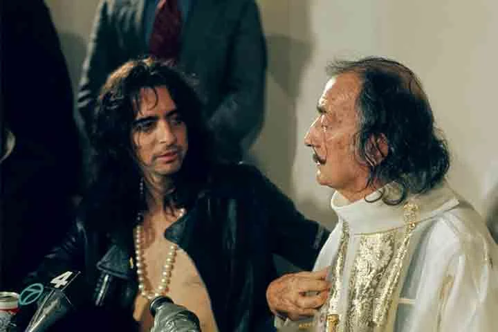 Alice Cooper foi alvo de adoração de artistas como o espanhol Salvador Dali, expoente do surrealismo que era maravilhado por suas performances e o encontrou algumas vezes. 


