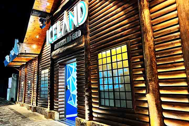 Para quem vai à cidade em busca de frio de verdade, o Iceland é uma experiência única: trata-se de um bar de gelo com temperatura entre -15°C e -20°C o ano inteiro, ao lado da Praça do Capivari. Um lugar perfeito para fotos e para viver um pouco do clima polar, mesmo no Brasil.