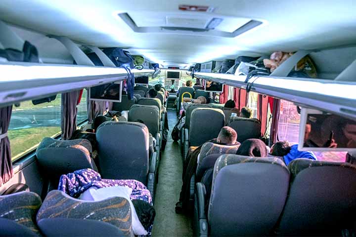 Apesar do desconforto de passar tanto tempo sentado, muitos viajantes alegam que o percurso é uma jornada épica, que rende muitas histórias para contar.