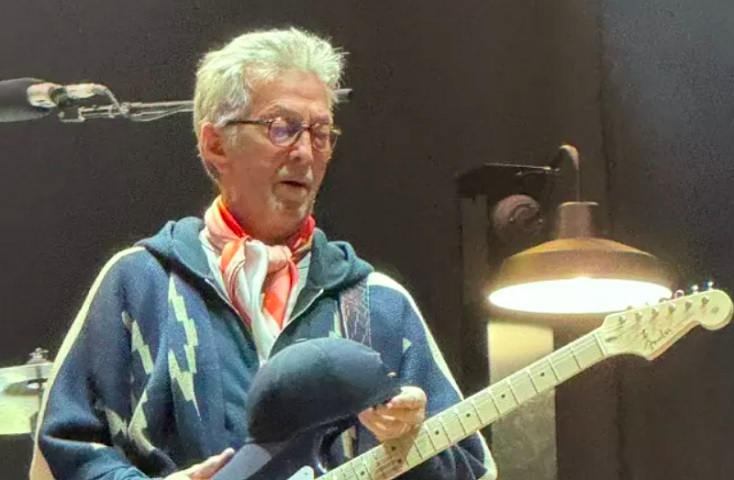 Eric Clapton - 30/03/1945 (80 anos).  O cantor e guitarrista britânico também integra a lista dos senhores músicos, consagrados mundialmente e ainda em atividade nos palcos e estúdios. Passou novamente pelo Brasil em 2024.