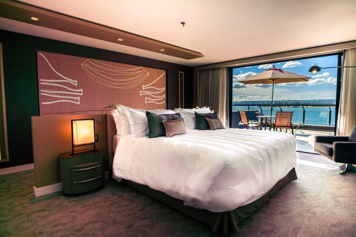 A suíte presidencial do Royal Tulip é avaliada em cerca de R$ 10 mil por noite e conta com ambientes espaçosos, decoração elegante, vista privilegiada para o lago e atendimento exclusivo.