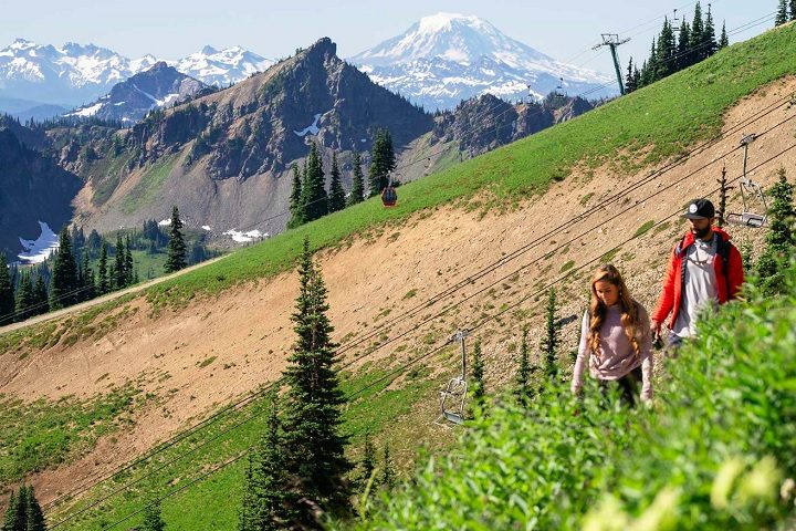 A montanha atrai visitantes o ano todo com suas paisagens impressionantes, trilhas desafiadoras e uma variedade de atividades para todas as estações.