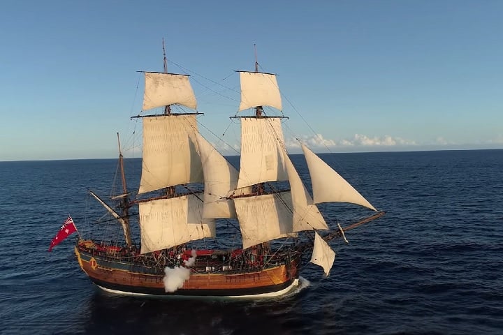 James Hunter, outro arqueólogo do ANMM, lembrou que, como o navio foi propositalmente afundado, objetos identificáveis como sinos ou placas provavelmente foram removidos antes.