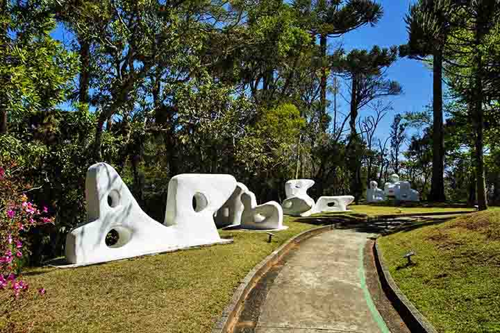 Nas proximidades, o Museu Felícia Leirner encanta com suas esculturas ao ar livre em meio à natureza e abriga o Auditório Cláudio Santoro, sede do famoso Festival de Inverno de Campos do Jordão.