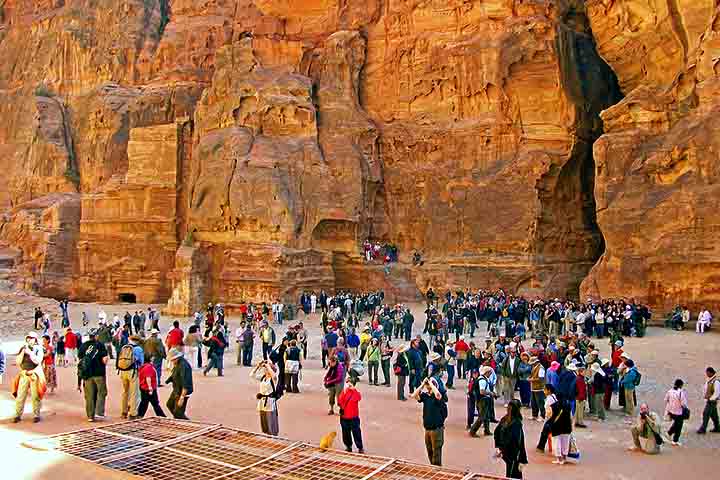 Hoje, esses beduínos continuam desempenhando um papel essencial na experiência dos turistas, trabalhando como guias, oferecendo passeios a cavalo, camelo ou jipe, além de vender produtos típicos, como joias de prata e tecidos artesanais.