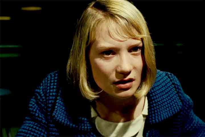 O longa não oferece respostas fáceis, permitindo que o espectador interprete a história e os eventos à sua maneira, apresentando-o com múltiplas camadas e significados. 