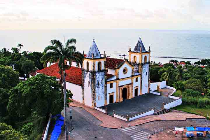 Sua construção começou ainda no século XVI, e o templo passou por várias reformas ao longo dos séculos. Com estilo colonial e interior simples, a catedral é símbolo da fé e da resistência do povo olindense ao longo da história. Também fica no Centro Histórico.