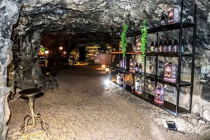 O Ametista Parque Museu é um exemplo desse esforço. No local, visitantes podem ver de perto dezenas de pedras preciosas, além da maior ametista bruta já encontrada na região, com impressionantes 2,5 toneladas. 