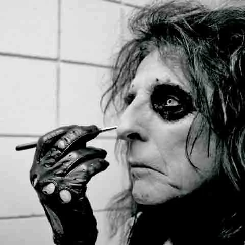 Alice Cooper também já trabalhou como ator em filmes de terror. Em “Sombras da Noite”, de Tim Burton, ele contracena com o amigo Johnny Depp. 

