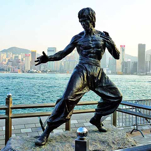 Bruce Lee (1940-1973), fundador do Jeet Kune Do, teve uma influência revolucionária no mundo das artes marciais O lutador, então, ganhou uma estátua memorial de bronze em Hong Kong, criada pelo escultor Cao Chong-en.
