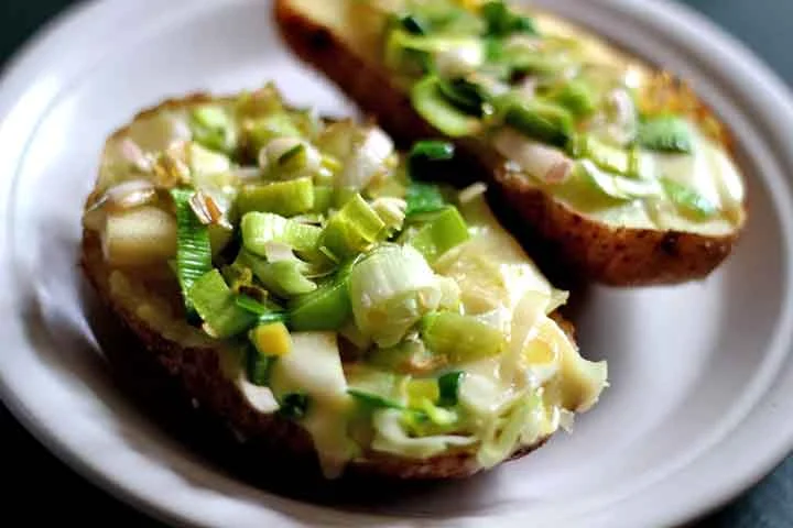 Muita gente o confunde com o aipo, mas se tratam de dois vegetais diferentes. Quando o assunto é o alho-francês, as variedades se dividem em alho-poró de inverno ou de verão na Europa.  