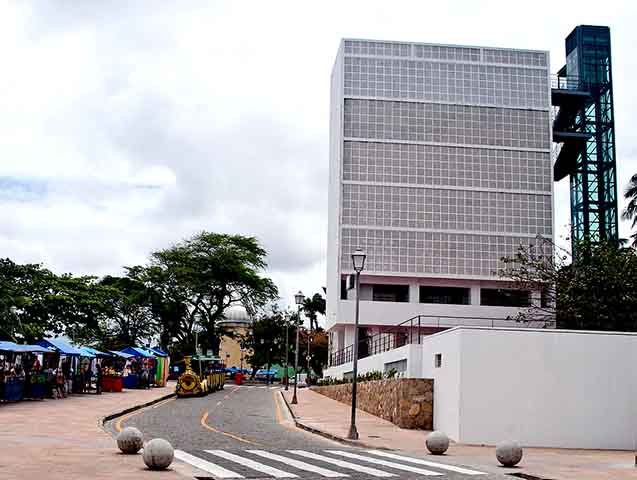 Além da praticidade, o elevador oferece uma bela vista do Centro Histórico e do mar, sendo um bom local para fotos e para apreciar a paisagem sem o esforço das ladeiras.
