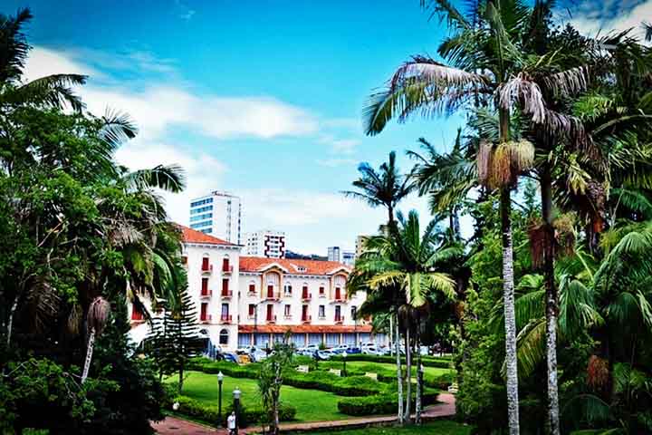 A cidade também se destaca por sua infraestrutura completa e custo de vida relativamente baixo, especialmente quando comparada a capitais e grandes centros urbanos. Os preços de moradia, alimentação e transporte são acessíveis, o que atrai famílias, aposentados e jovens profissionais em busca de estabilidade financeira.