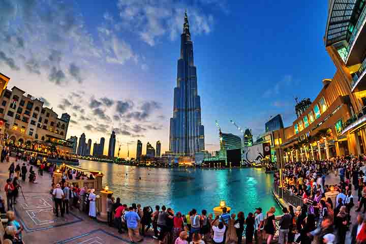 O prédio abriga residências, escritórios, restaurantes e o hotel Armani, além do mirante At the Top, no 148º andar. O projeto custou cerca de US$ 1,5 bilhão e tornou-se cartão-postal definitivo de Dubai. Acredite se quiser: são 828 metros de altura (!) e 163 andares.