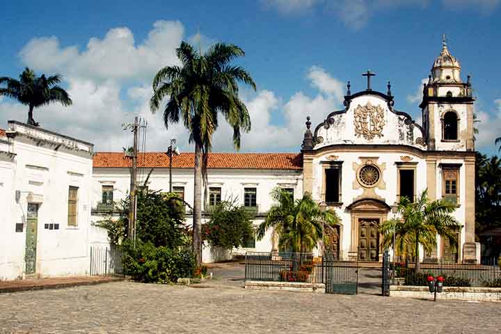 Fundado em 1599, o Mosteiro de São Bento é um dos principais tesouros arquitetônicos de Olinda. A igreja anexa possui um dos altares mais ricos do Brasil, inteiramente folheado a ouro.