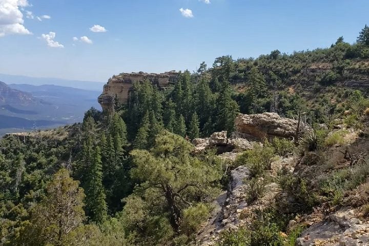 O cânion está situado em uma área de difícil acesso, cercada por penhascos íngremes e caminhos estreitos.