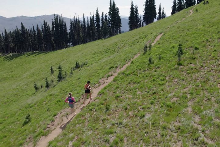 No verão, a paisagem se transforma, abrindo espaço para caminhadas em trilhas como a Bullion Basin e a Silver Creek.