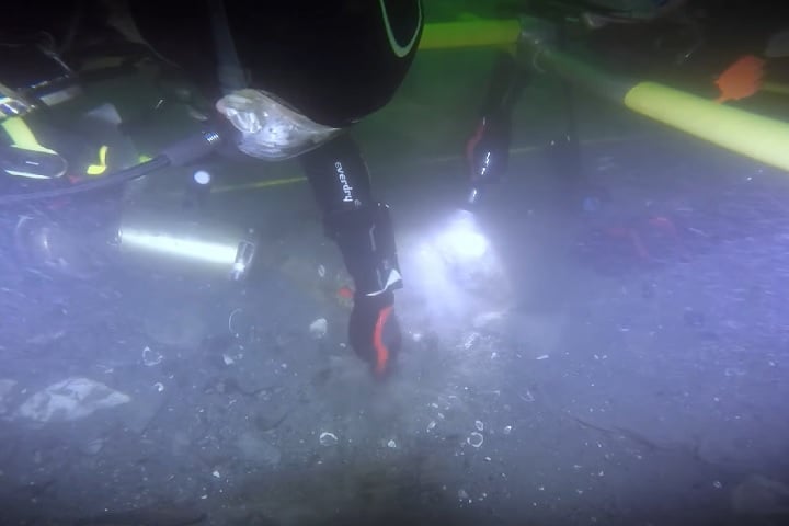 Pesquisadores realizaram mergulhos e análises do naufrágio catalogado como RI 2394, comparando a estrutura com registros históricos do Endeavour.