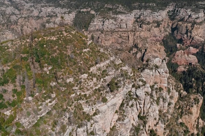 Muitas vezes comparado ao Grand Canyon em grandiosidade, o Fim do Mundo tem penhascos vertiginosos, quedas d'água escondidas e vistas que parecem infinitas.