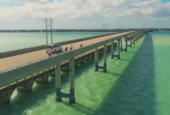 Reconhecida como uma das rotas mais espetaculares dos Estados Unidos, a Overseas Highway é considerado uma obra-prima da engenharia.